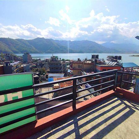 Hotel Santana Pokhara Szoba fotó