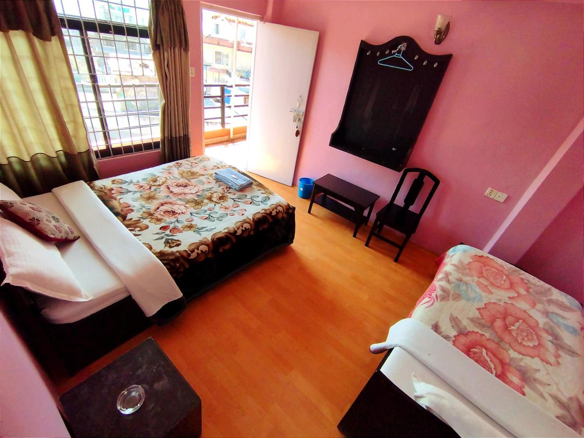 Hotel Santana Pokhara Szoba fotó