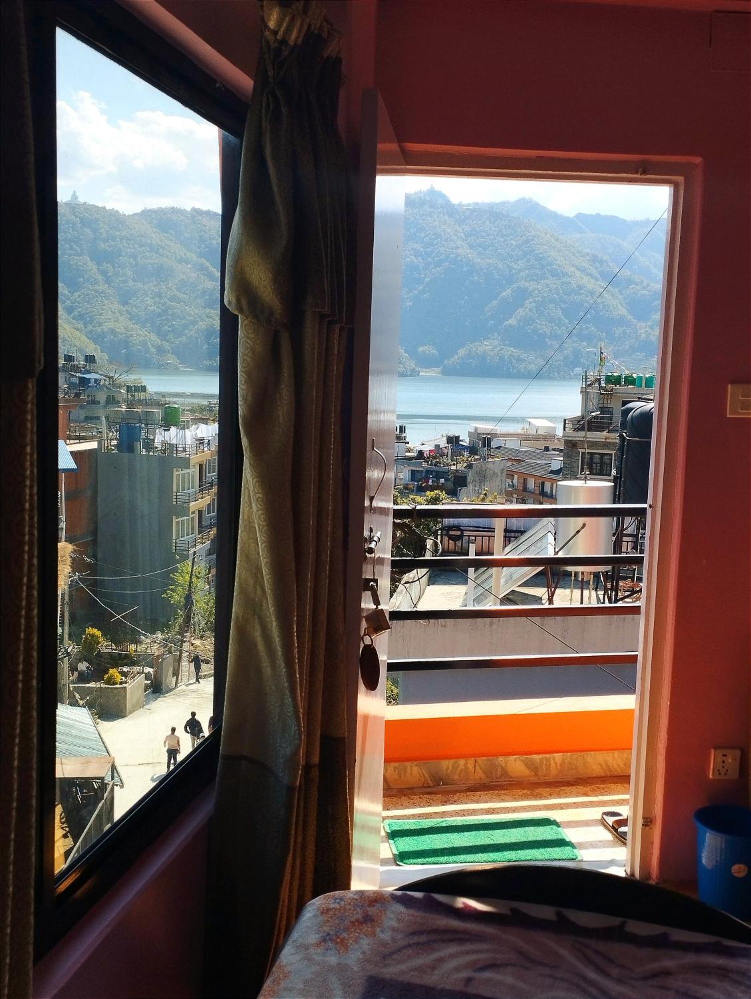 Hotel Santana Pokhara Szoba fotó