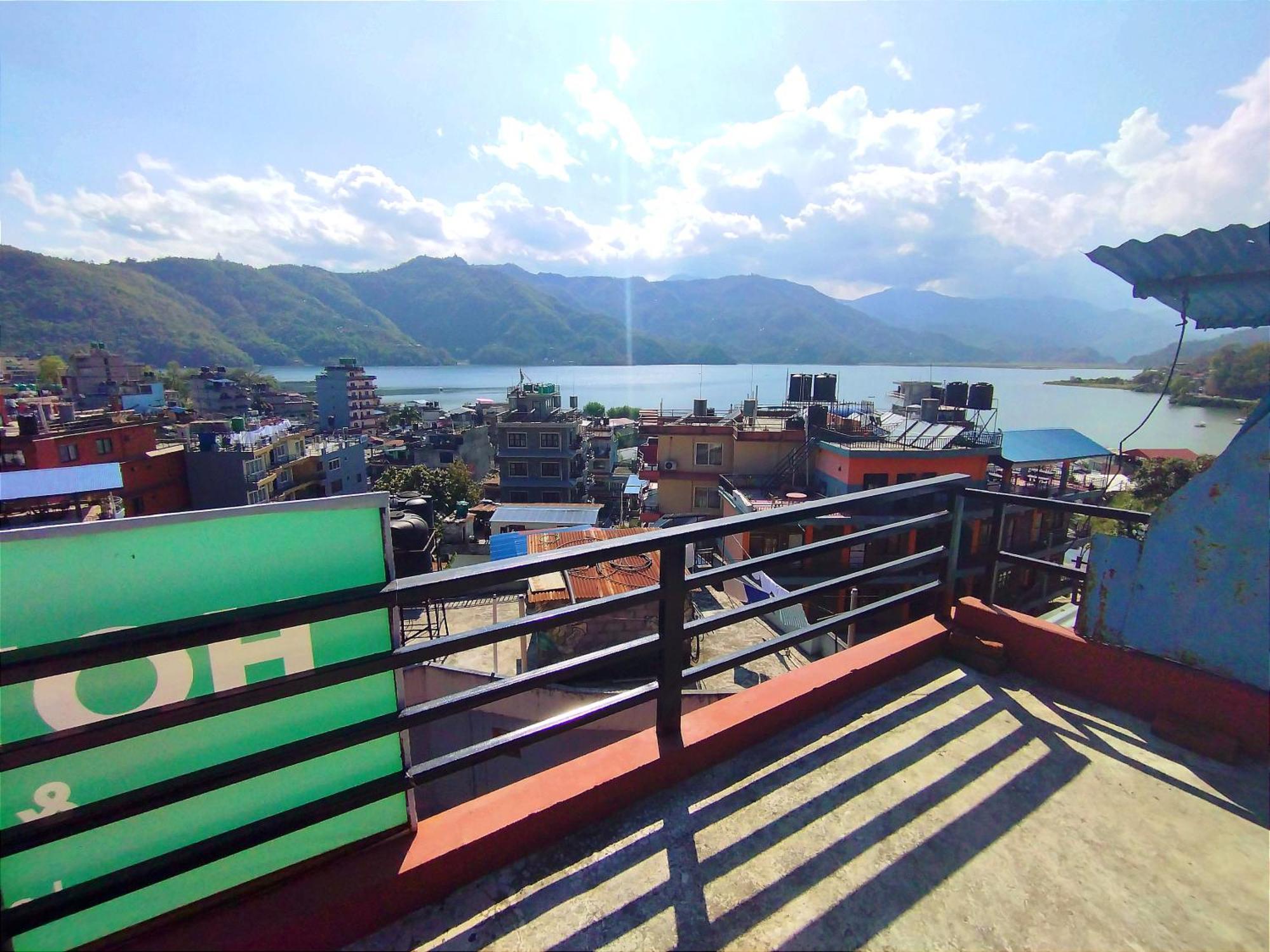 Hotel Santana Pokhara Szoba fotó