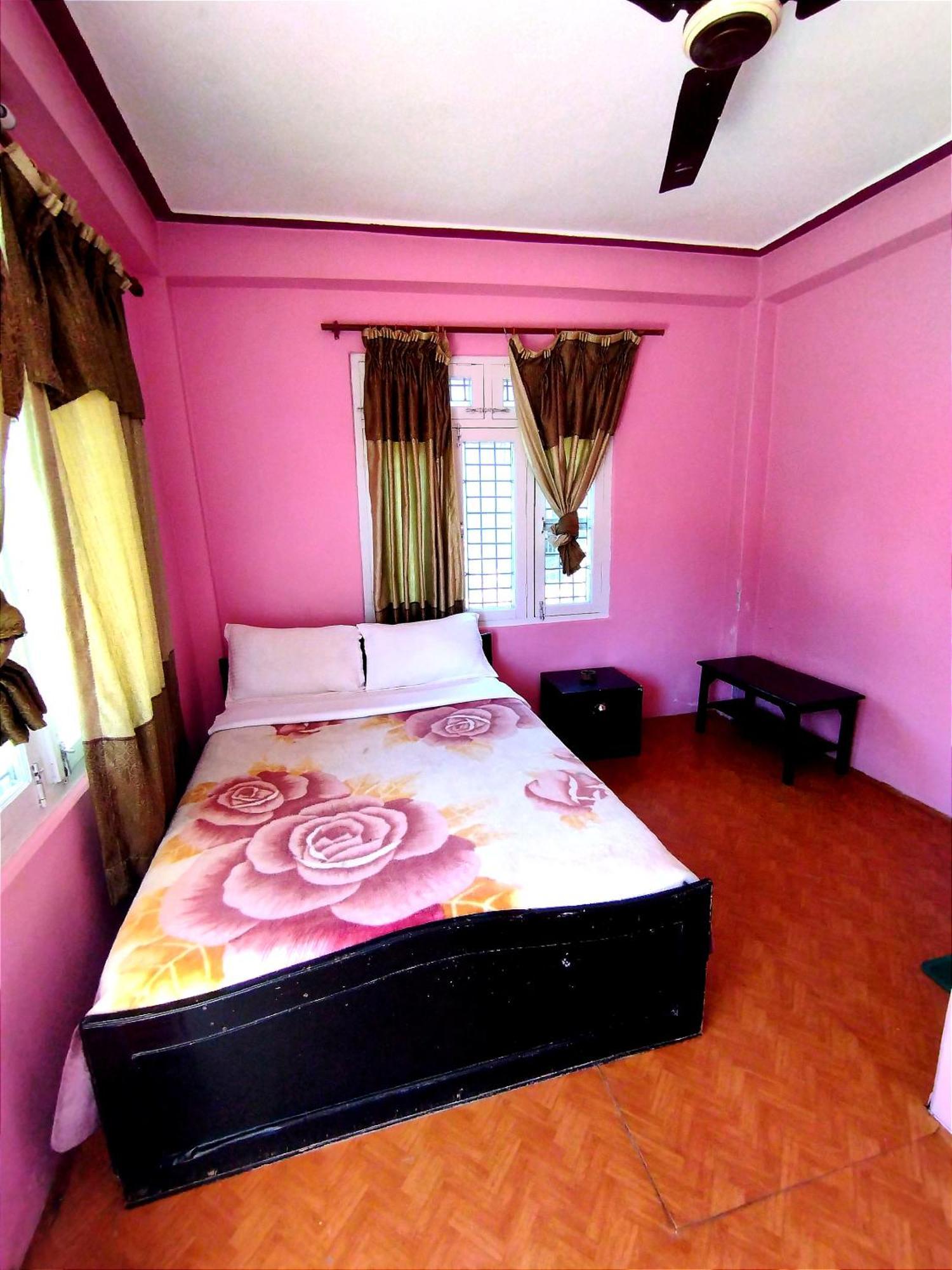 Hotel Santana Pokhara Szoba fotó