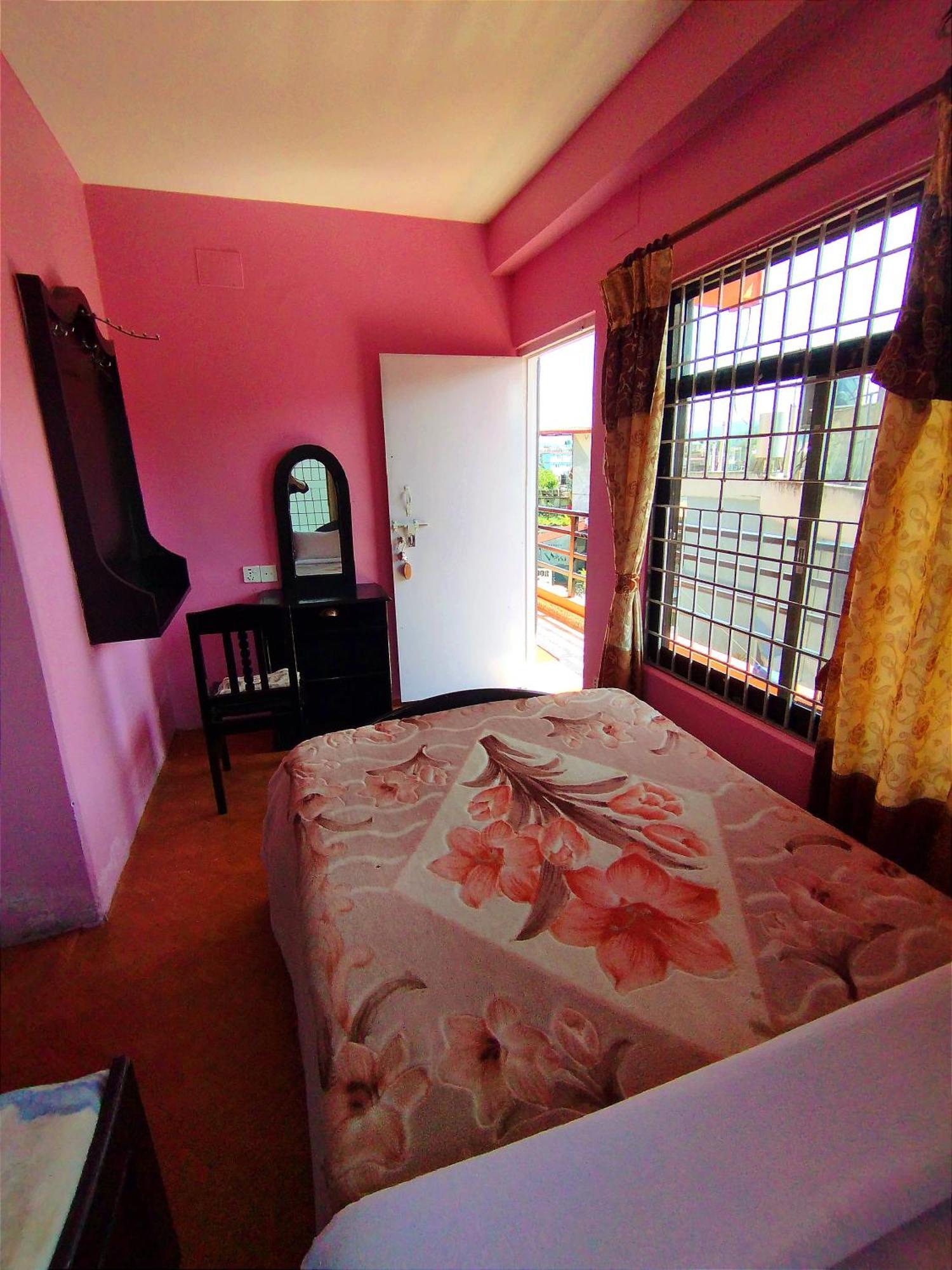 Hotel Santana Pokhara Szoba fotó