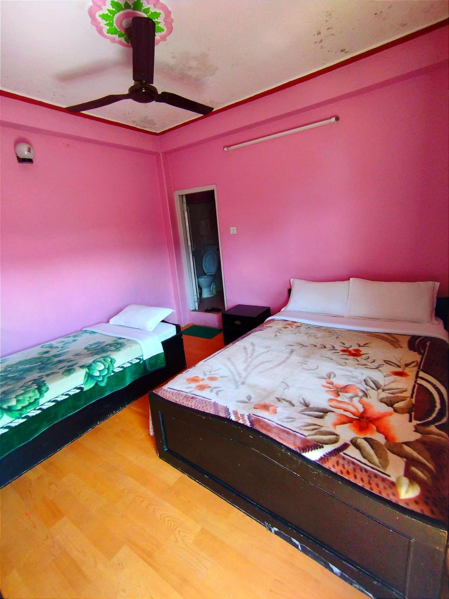 Hotel Santana Pokhara Szoba fotó