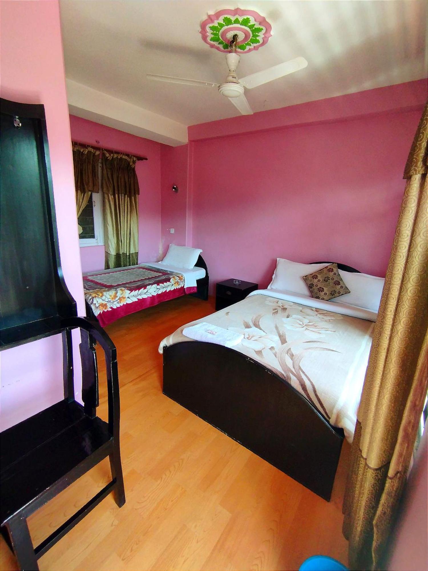 Hotel Santana Pokhara Szoba fotó