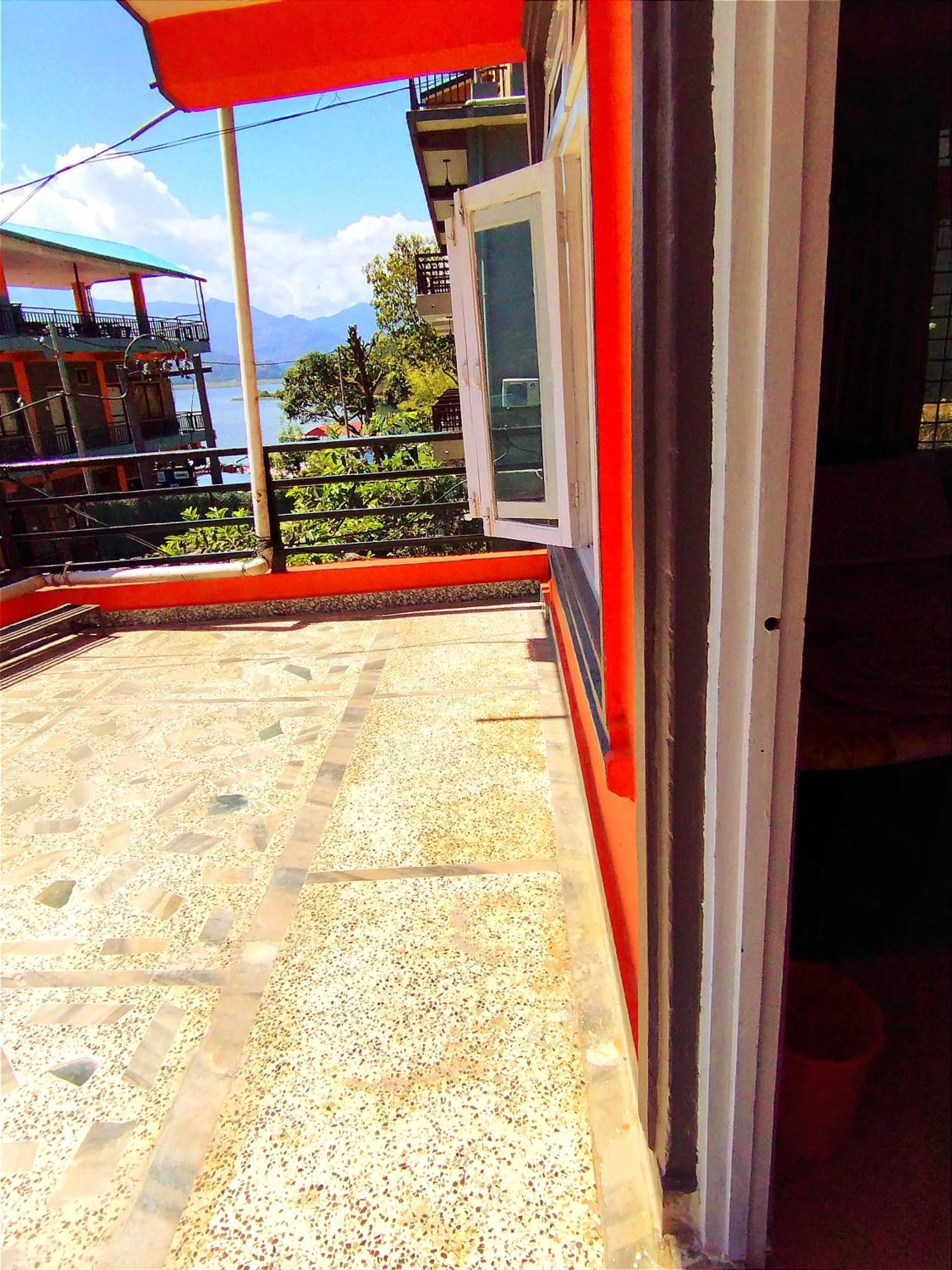 Hotel Santana Pokhara Szoba fotó